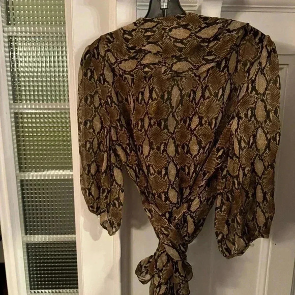 Lauren Ralph Lauren animal print SILK wrap blouse ruffles sizwme medium - Picture 3 of 6